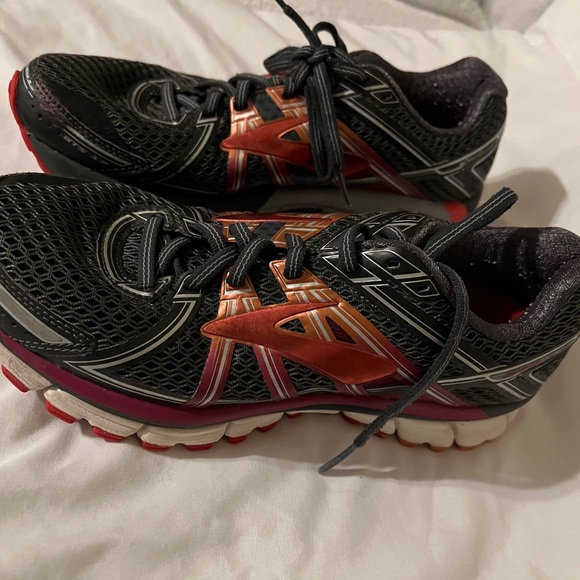 Brooks adrenaline GTS Seventeen, like new, wore twice and no longer fit - Picture 2 of 7